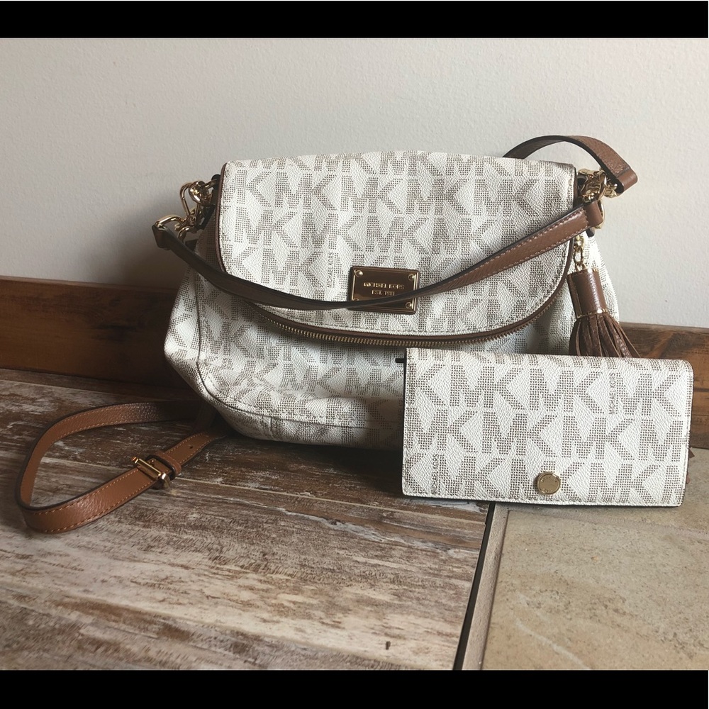 Jet Set Medium Convertible Shoulder Bag & Wallet